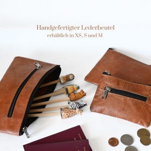Handgenähter Lederbeutel ALMA für Reisen und Organisation.
Erhältlich in Größe XS, S und M.