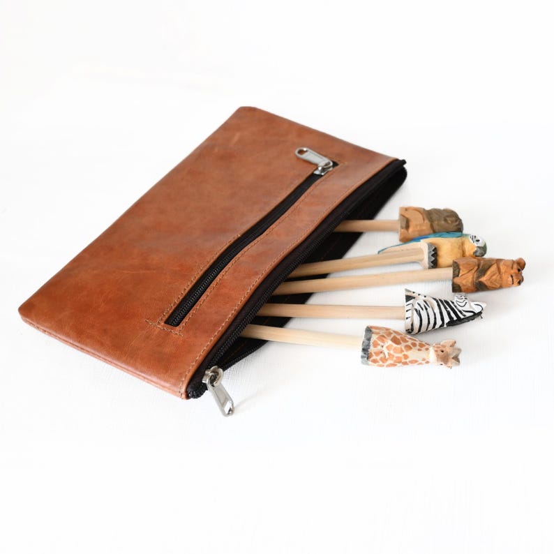 Kompakte handgenähter Lederbeutel für Reisen, Handtasche und Organisation.
Größe M, ideal als Banktasche oder Mäppchen, für Kosmetik oder Ladegeräte
