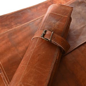 Handgefertigte Werkzeugrolle aus natürlich gegerbtem Leder mit Rausfallschutz durch Klappe . Zehn Fächer für Werkzeug, Pinsel, Stifte.