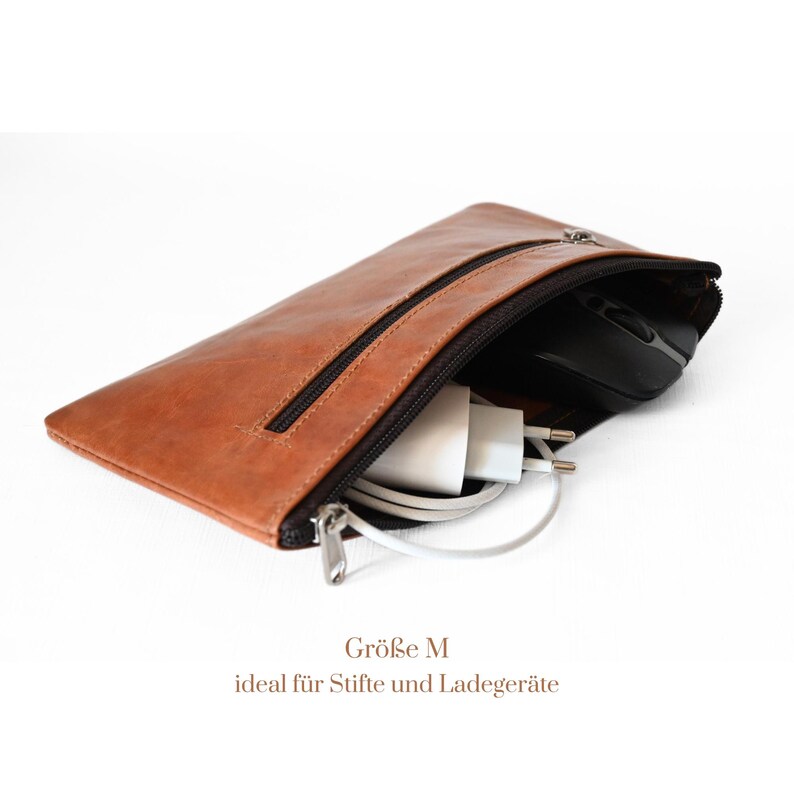Kompakte handgenähter Lederbeutel für Reisen, Handtasche und Organisation.
Größe M, ideal als Banktasche oder Mäppchen, für Kosmetik oder Ladegeräte