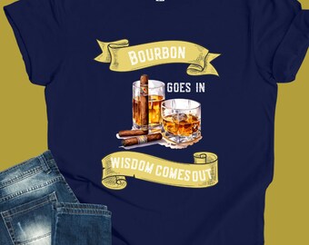 Könnte beinhalten: Marineblaues T-Shirt mit einem Grafikdesign, das zwei Gläser Bourbon, Zigarren und den Text "Bourbon Goes In, Wisdom Comes Out" in einem Banner zeigt. Das Shirt wird mit einer Jeans präsentiert.