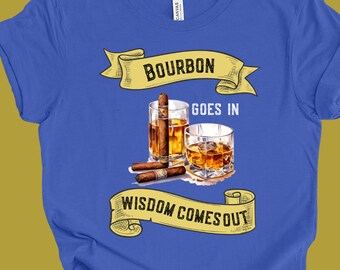 Könnte beinhalten: Blaues T-Shirt mit einer Grafik, die zwei Bourbon-Gläser, Zigarren und den Text "Bourbon Goes In, Wisdom Comes Out" in einem Banner-Design zeigt. Das Shirt ist aus weichem Material.