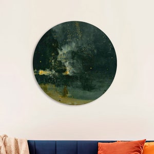 Pode incluir: Uma pintura circular que retrata uma cena noturna escura com uma única figura em pé em primeiro plano. O céu está cheio de pequenas estrelas brancas e uma grande luz brilhante à distância. A pintura é feita em uma paleta de cores suaves de verdes, azuis e amarelos.
