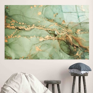 Puede incluir: Impresión de arte abstracto con un diseño de mármol verde y dorado. La impresión tiene un patrón de remolino fluido con toques de azul y marrón.
