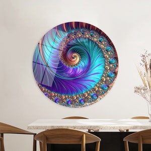 Op de afbeelding: Een ronde abstracte kunstprint met een draaiende vorm in blauw, paars en goud. Het patroon lijkt op een schelp of een spiraalvormige galaxie.