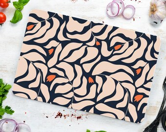 Peut inclure: Une planche à découper rectangulaire avec un motif floral abstrait rose et bleu marine. Le motif présente des feuilles et des fleurs stylisées.