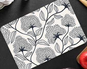 Florales Schneidebrett aus gehärtetem Glas: Modernes schwarz-weißes botanisches Design