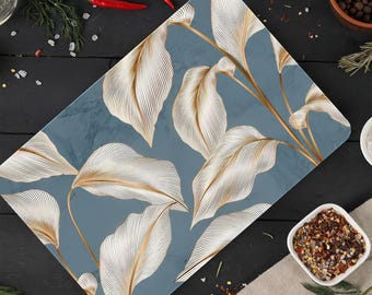 Peut inclure: Un set de table bleu et or avec un motif floral sur fond blanc. Le set de table est fait d'un matériau durable et est parfait pour ajouter une touche d'élégance à n'importe quelle table à manger.