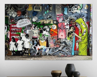 Puede incluir: Un mural de arte callejero colorido con una variedad de imágenes y texto. El mural presenta a una mujer con una túnica verde, un perro y una variedad de otras figuras. El texto en el mural incluye las palabras "We're in the dishwasher" y "Oh, the East is here".