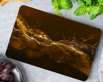 Peut inclure: Une planche à découper marron foncé avec un motif de paillettes dorées. Le motif présente une vague de paillettes qui semble se déplacer sur la planche.