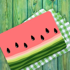 以下が含まれることがあります： ピンクとグリーンのスイカ柄のプレースマットで、黒い種があります。プレースマットはグリーンとホワイトのチェック柄のテーブルクロスの上にあります。