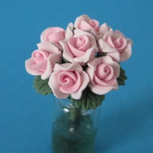 Rosen mit Vase rosa oder roten-pinken Puppenhaus Dekoration Miniaturen 1:12