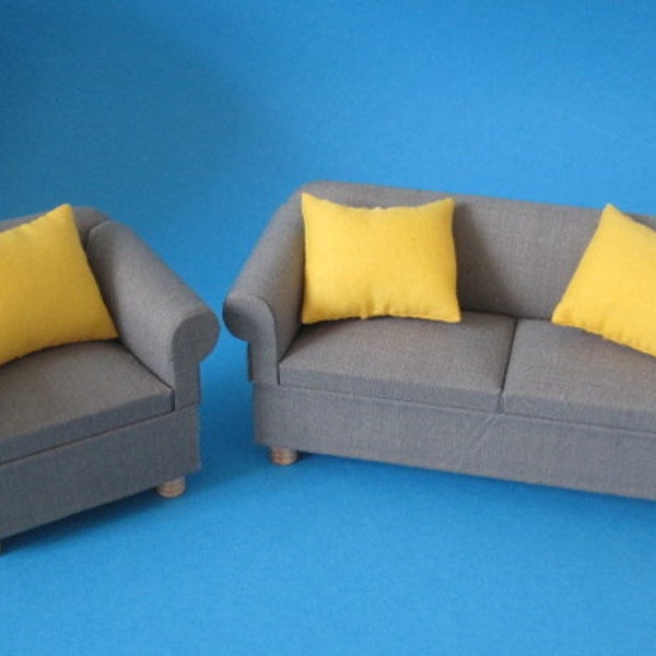 Sofa und Sessel modern grau mit 3 gelben Kissen Puppenhausmöbel Miniatur 1:12
