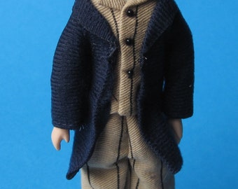 Opa met hoed en jas pop voor het poppenhuis miniatuur 1:12