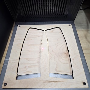 Könnte beinhalten: Ein Satz von drei Keramik-Nisttöpfen in abgestuften Größen. Die Schalen haben eine gesprenkelte, matte Oberfläche in Creme-, Hellbraun- und Dunkelbrauntönen. Die größte Schüssel hat einen Durchmesser von ca. 18 cm.