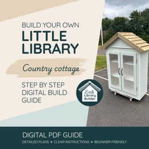 Puede incluir: Una guía digital en PDF titulada BUILD YOUR OWN LITTLE LIBRARY Country cottage, con instrucciones paso a paso. La imagen muestra una estructura de biblioteca de madera de color verde claro con techo a dos aguas, puertas de cristal y ruedas.