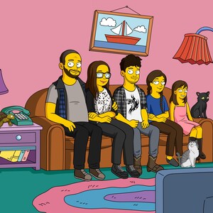 Op de afbeelding: Familieportret in cartoonstijl. De afbeelding toont een gezin van vijf, een zwarte kat en een grijs-witte kat, zittend op een bruine bank in een woonkamer. Een schilderij van een zeilboot hangt aan de roze muur.