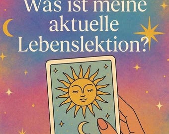 Op de afbeelding: Een hand die een tarotkaart vasthoudt met een zon- en maanontwerp. De kaart staat tegen een kleurrijke achtergrond met de Duitse tekst "Was ist meine aktuelle Lebenslektion?" en ster- en maanillustraties.