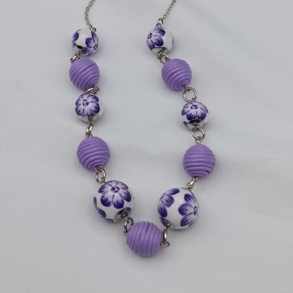 Collier perles en pâte polymère perles mauves et à fleurs mauves chaine argentée