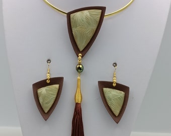 Tour de coup golden metal domed geometric pendant brown green golden and brown pompom and its matching earrings