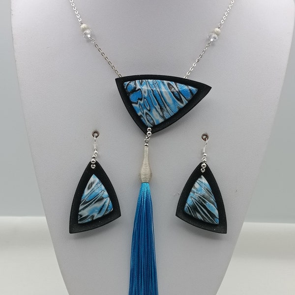 Collier géométrique avec pendentif polymère noir et bleu, pompom bleur, chaine argentée et perles et ses boucles d'oreilles assorties