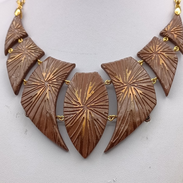 Collier plastron texturé marron et cuivré en pâte polymère et chaine dorée fantaisie fait main