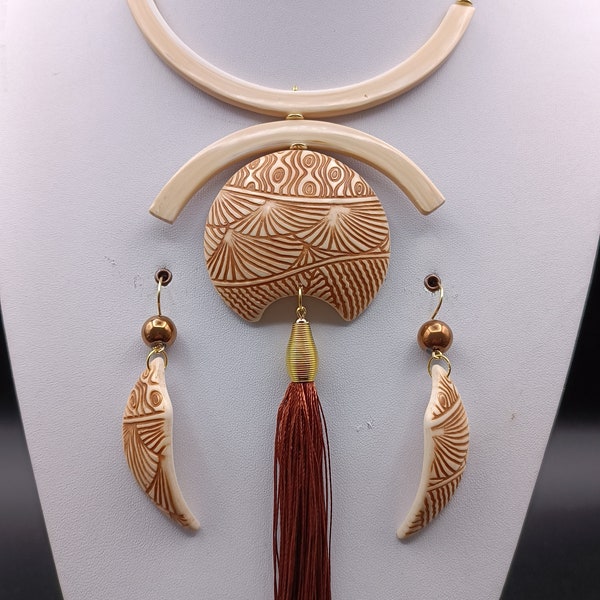 Collier original grand pendentif à pompon texturé effet ivoire et boucles d'oreilles assorties