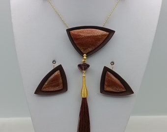 Golden chain necklace set, brown pendant with sequins and gold and copper effects and brown pompom and matching earrings