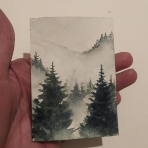 ACEO Mountain Foggy Pine Forest Painting 2,5"-3,5" Originale Acquerello Pacific Northwest Mountain Landscape Oregon Misty Pine Trees Artwork
