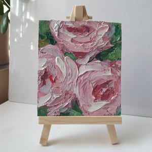 Pintura de rosas Flores cor de rosa Pequena arte original em óleo com tripé de madeira Rosas Impasto Arte em miniatura Arte floral por Desi Guteva