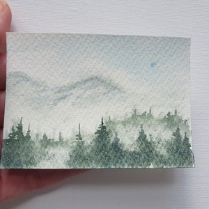 ACEO Montagna Foggy Pine Forest pittura 2,5"-3,5" originale acquerello Pacifico nord-ovest montagna paesaggio Oregon Misty Pine Trees opera d'arte