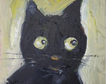 Op de afbeelding: Een close-up schilderij van een zwarte kat met grote, heldergroene ogen. De vacht van de kat is geschilderd met dikke, textuurrijke streken, waardoor het een realistisch uiterlijk krijgt. De achtergrond is een zacht, gedempt geel.