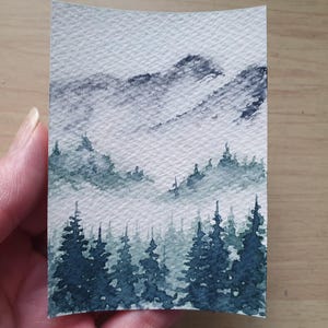 ACEO Nebbia Montagna Foresta di pini Dipinto 2,5"-3,5" Originale Acquerello Paesaggio di montagna del Pacifico nord-occidentale Oregon Alberi di pino nebbiosi Opera d'arte