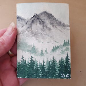 ACEO Mountain Pine Forest Painting 2,5"x3,5" Acquerello originale Pacific Northwest fog Paesaggio montano Foresta nebbiosa Arte di Desi Guteva