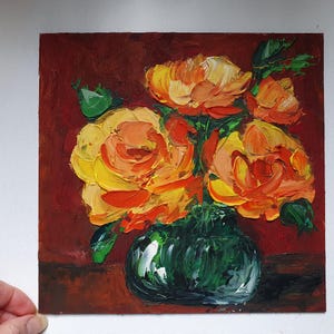 Pintura de rosa naranja de 8" × 8" Naturaleza muerta con rosas Arte al óleo original Jarrón con rosa Arte de pared Naturaleza muerta floral Pintura pequeña Arte de flores amarillas