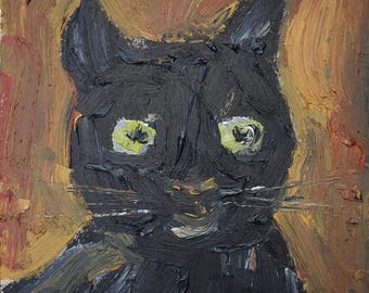 Op de afbeelding: Een close-up schilderij van een zwarte kat met groene ogen. De vacht van de kat is geschilderd met dikke streken zwarte verf, en de achtergrond is een warme oranje en bruine kleur.