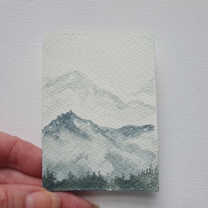 ACEO Mountain Foggy Pine Forest Painting 2,5"-3,5" Originale Acquerello Pacific Northwest Mountain Landscape Oregon Misty Pine Trees Artwork