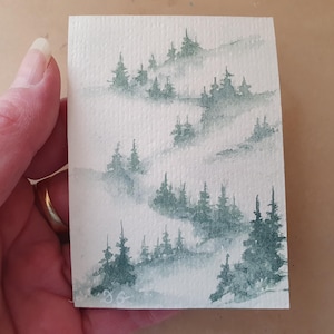 ACEO Foresta di pini nebbiosa Dipinto 2,5"-3,5" Originale Acquerello Paesaggio montano del Pacifico nord-occidentale Alberi di pino nebbiosi Opera d'arte di Desi Guteva