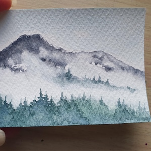 ACEO Smoky Mountain Pine Forest Painting 2,5"× 3,5" Acquerello originale Paesaggio montano del Pacifico nord-occidentale Alberi sempreverdi nebbiosi Opera d'arte