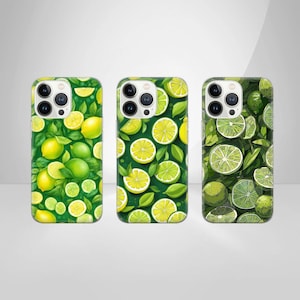 Könnte beinhalten: Drei Handyhüllen mit Designs von grünen und gelben Zitrusfrüchten. Die Hüllen zeigen Zitronen, Limetten und Blätter auf einem dunkelgrünen Hintergrund. Die Hüllen sind für ein modernes Smartphone konzipiert.