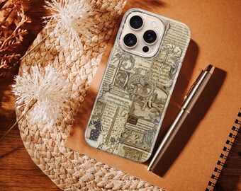 Puede incluir: Una funda de teléfono con un diseño de manuscrito medieval, con ilustraciones y texto en tonos sepia. Un bolígrafo plateado descansa junto al teléfono sobre un cuaderno marrón. La escena está ambientada sobre una estera de paja tejida con acentos florales secos.
