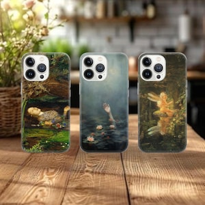 Op de afbeelding: Drie telefoonhoesjes met artistieke ontwerpen. Eén hoesje toont een schilderij van een vrouw die in het water drijft, een ander toont een hand die uit het water steekt en de derde toont een fee in een bos.