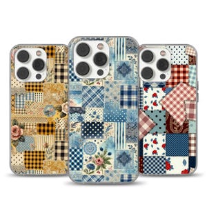 Op de afbeelding: Drie telefoonhoesjes met een patchwork-ontwerp. De hoesjes hebben een verscheidenheid aan patronen, waaronder bloemen, ruitjes, stippen en strepen, in tinten blauw, rood, geel en bruin. De hoesjes hebben een transparante rand.
