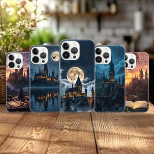 Puede incluir: Una colección de cinco fundas para teléfono con diseños de castillos de fantasía. Cada funda muestra una escena nocturna diferente con un castillo, una luna y estrellas. Las fundas se exhiben sobre una superficie de madera, con un fondo borroso.