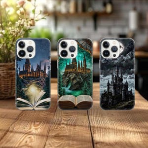 Puede incluir: Tres fundas para teléfono con diseños de castillos de fantasía. Una funda presenta un cielo estrellado, otra un paisaje verde y la tercera un cielo oscuro y nublado. Cada funda tiene un libro abierto en la parte inferior.