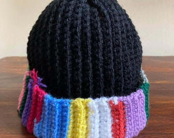 Bonnet noir au crochet avec chutes de fil multicolore