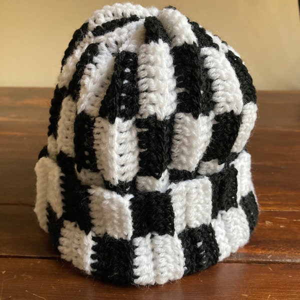 Bonnet au crochet damier noir et blanc