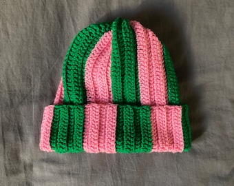 Bonnet au crochet à rayures vert et rose vifs