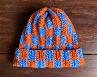 Bonnet au crochet à carreaux orange et bleu