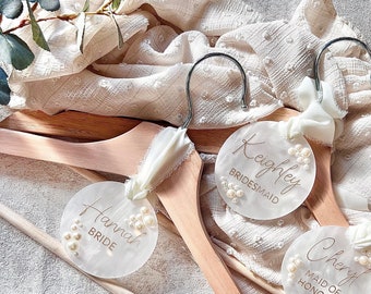 Percha de boda personalizada, etiquetas de percha, decoración de boda de perlas, etiqueta de percha acrílica, etiqueta de dama de honor, regalo de dama de honor, regalo de dama de honor